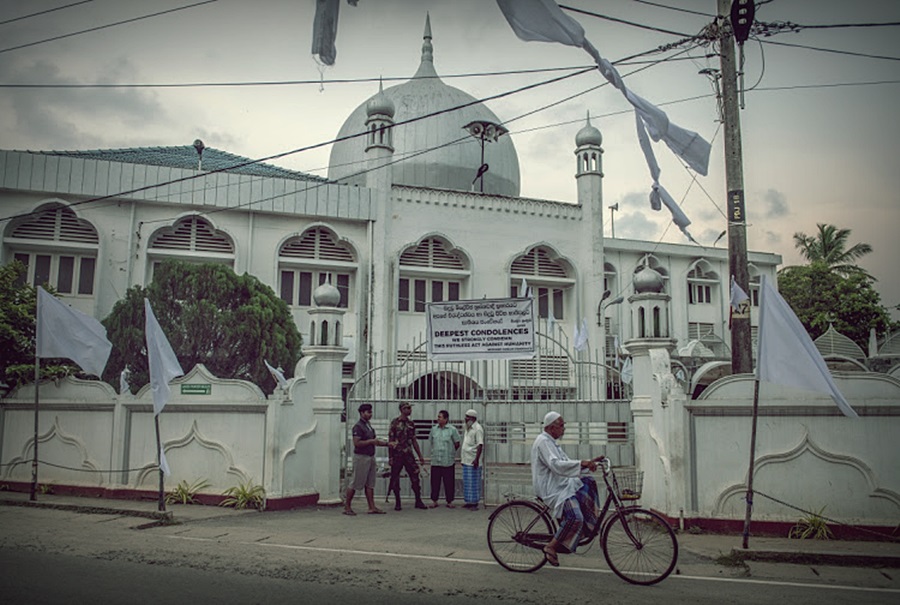 Sri Lankans urged to avoid mosques, churches amid fears of more attacks