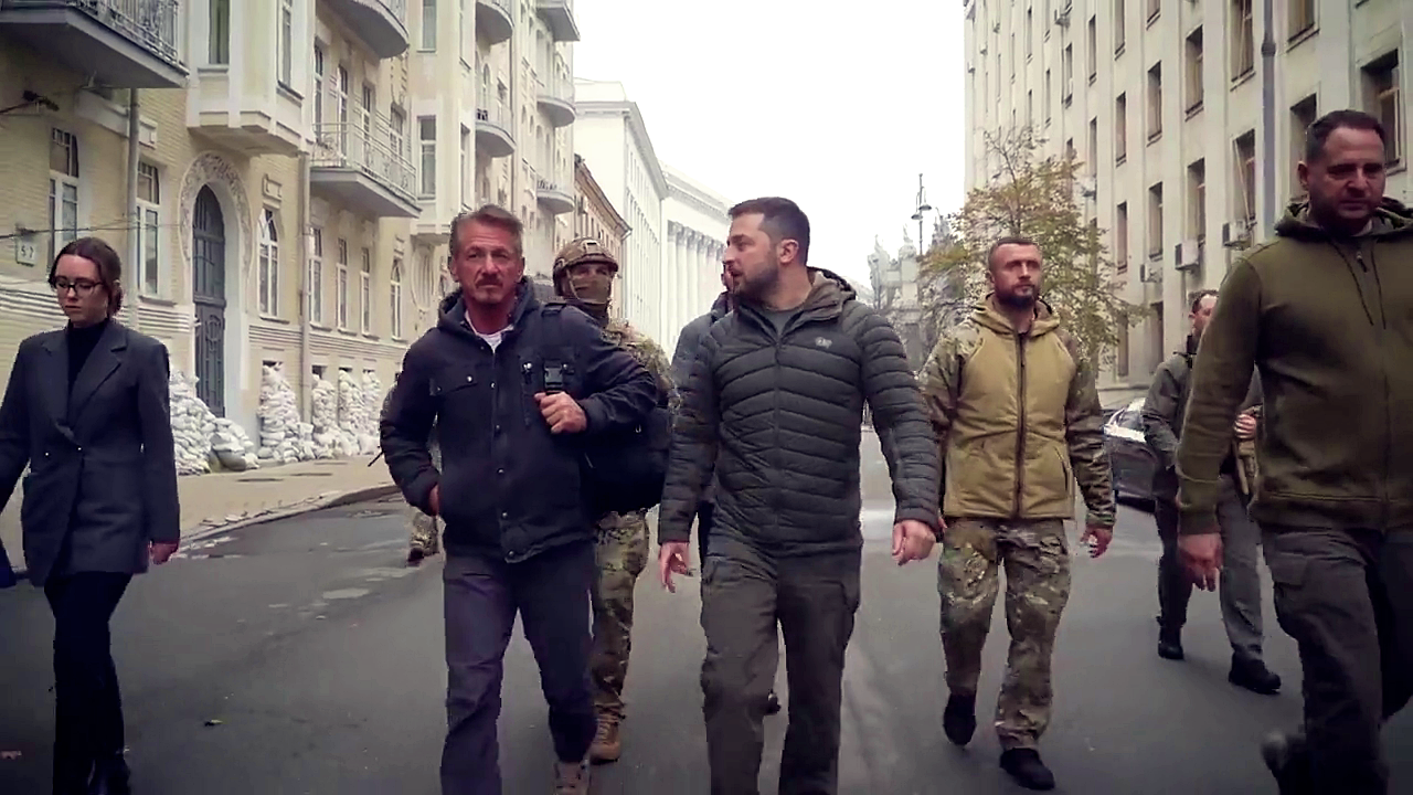 Sean Penn visits Ukraine’s Zelenskiy, loans him an Oscar